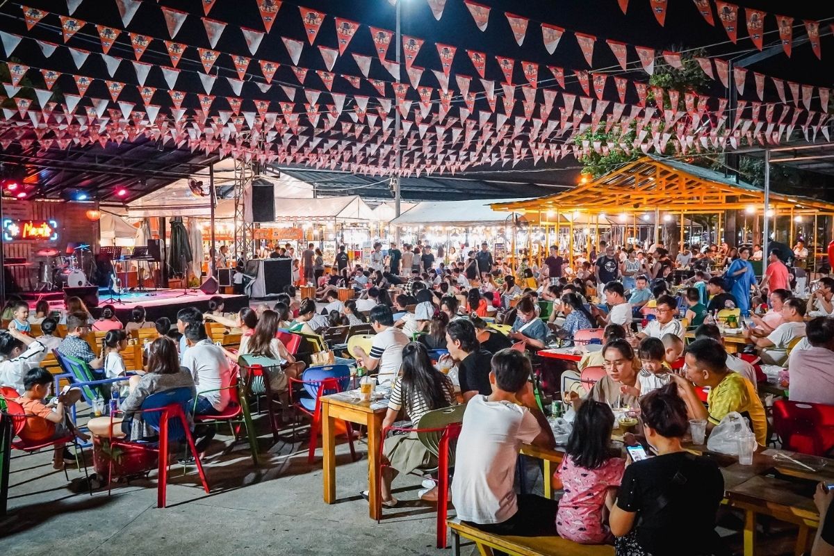 Explore the best Da Nang Night Market with Live music performances at Helio Night Market